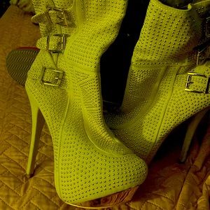 Ladies used boots size 8 1/2